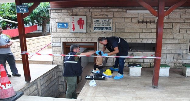 Cami tuvaletinde şüpheli ölüm