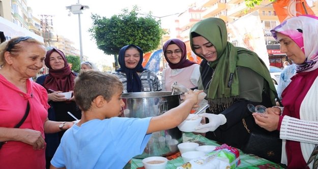 Çelik ve Toklu AK Kadınlarla aşure dağıttı