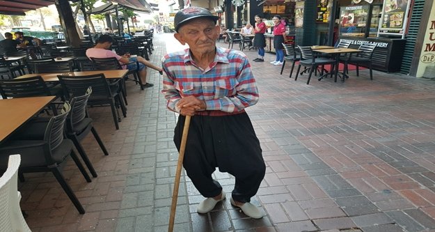 Dilenerek biriktirdiği 10 bin lirayı çaldırdı