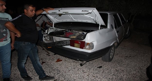 Duran otomobile çarpıp dereye uçtu