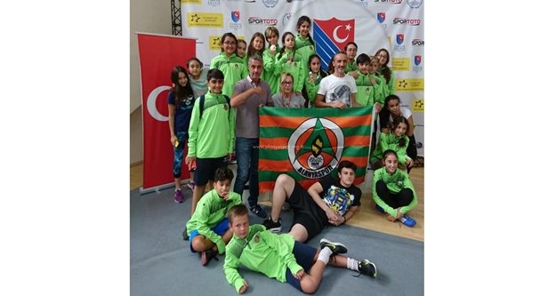 Eskrimcilerimiz Konya'dan 5 madalyayla döndü