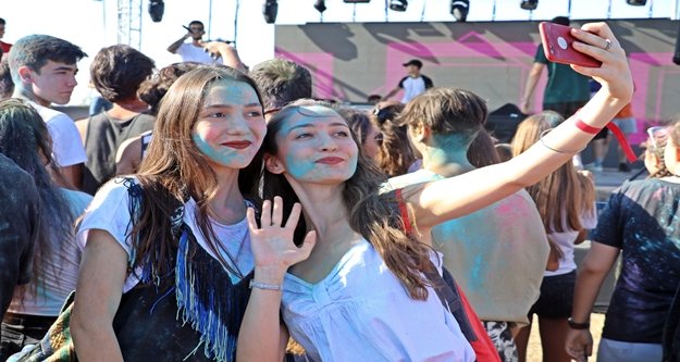 Gençler okul öncesi boya savaşında stres attı