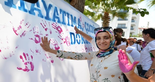 Kadınlar Al yazma Anıtına İz bıraktı