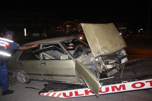 Kontrolden çıkan otomobil önce ağaca sonra yayaya çarptı