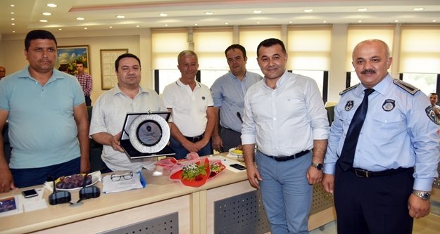 Meclis üyelerine teşekkür plaketi