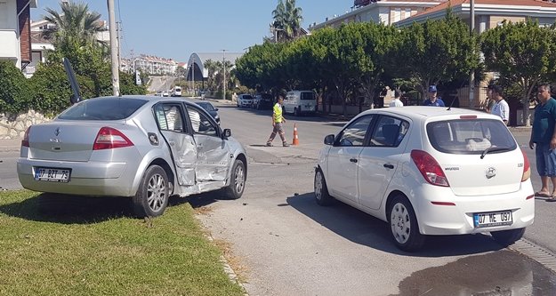 Otomobiller çarpıştı: 3 yaralı