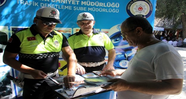 Polisten cami çıkışı aşureli bilgilendirme