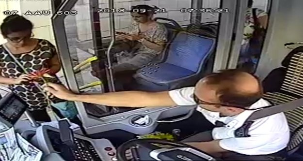Şoförün yolculara çicek jesti