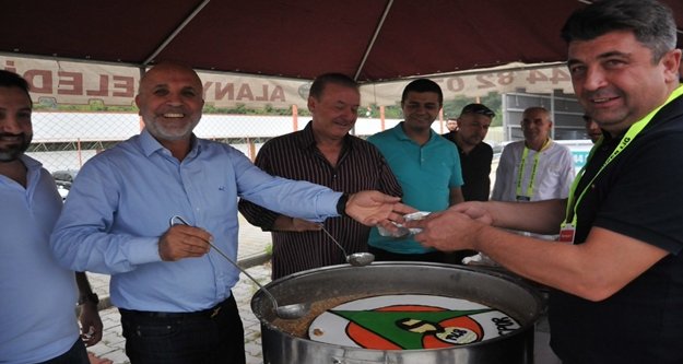 Sporseverlere maç öncesi aşure dağıtıldı