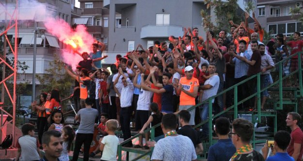 Taraftardan Alanyaspor'a meşaleli destek