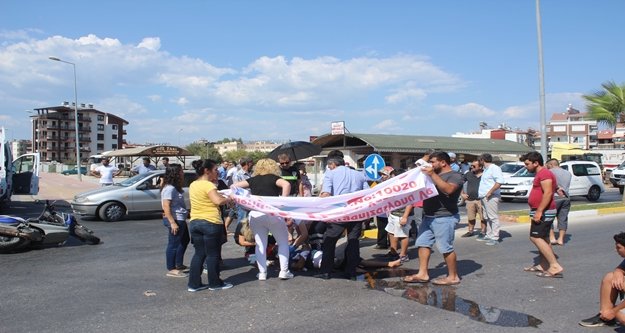 Vatandaşlar yaralının başında şemsiye nöbeti tuttu
