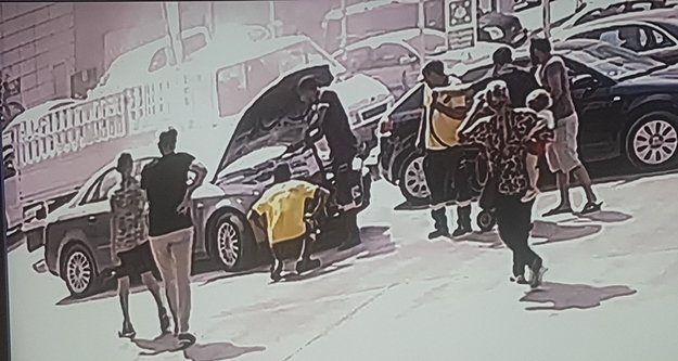 Yangın çıkan otomobilin içinde iki çocuk vardı