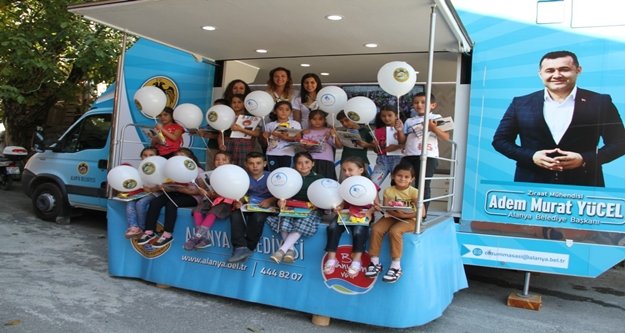 Yücel'in hediyeleri öğrencilere ulaştı