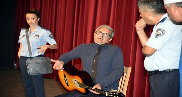 Zabıtalar tiyatroda buluştu