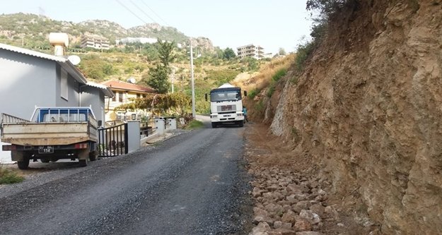 Alanya Belediyesi Hacemehmetli'de yol kenarlarını düzenliyor
