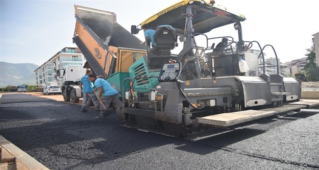 Alanya Belediyesi Yeni Oba Çayı Köprüsü çevresindeki yolları asfaltlıyor