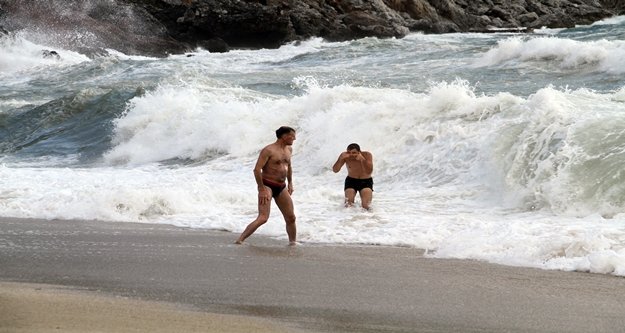 Alanya'da kırmızı bayraklar bile turistleri durduramadı