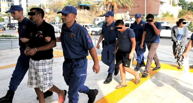 Alanya'da şezlong hırsızları yakalandı