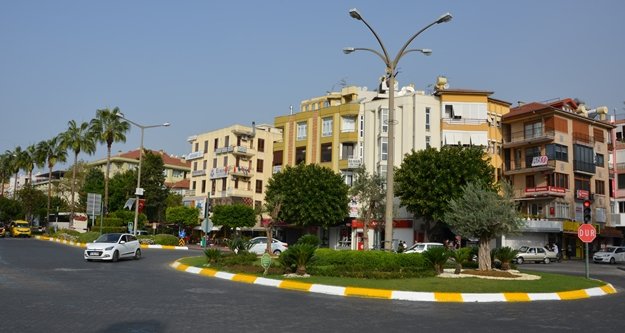 Alanya’da kaldırım ve refüjler boyanıyor