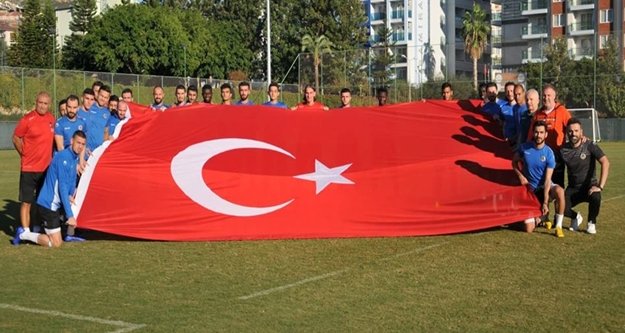 Alanyaspor, antreman öncesi Türk Bayrağı açtı
