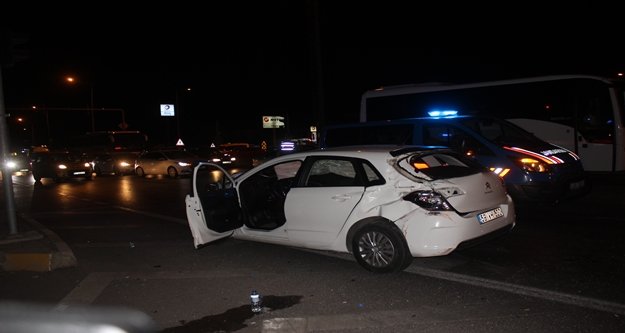 Alkollü sürücünün kırmızı ışık ihlali kazayla bitti: 1 yaralı
