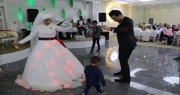 Damat kırık ayakla döktürdü