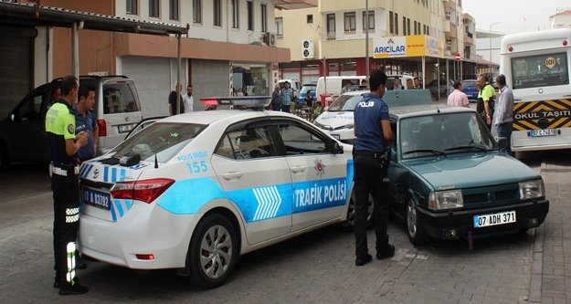Dur ihtarına uymayan otomobil polis aracına çarptı