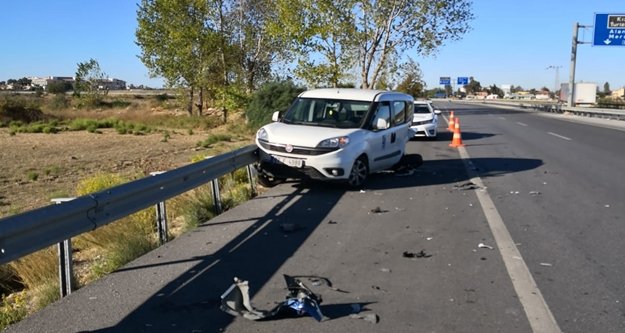 Duran arabaya çarptı:2 yaralı