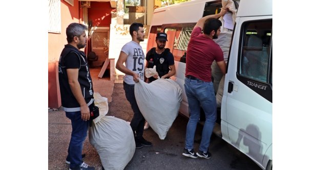 Ele geçirilen uyuşturucuları taşımakta polis bile zorlandı