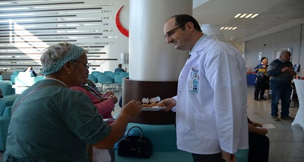 Hasta ve çalışan el ele