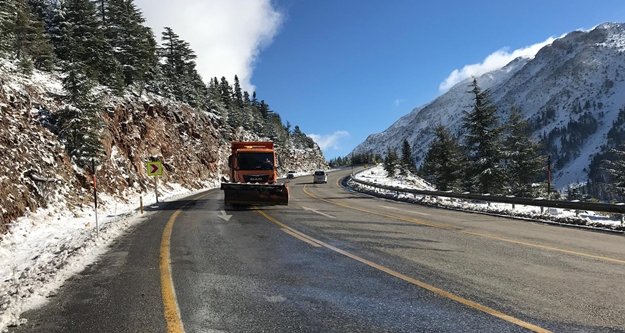 Kar nedeniyle kapanan Antalya-Konya karayolu trafiğe açıldı