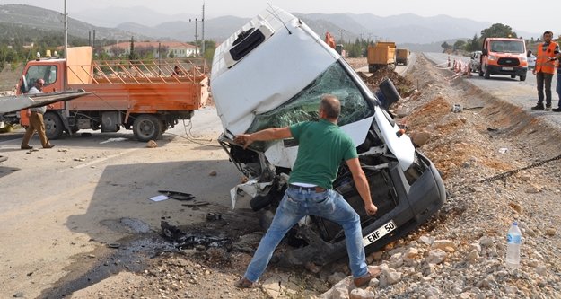 Karayollarına ait araçla çarpıştı