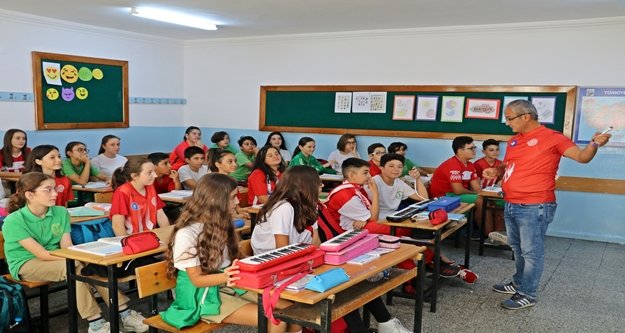 Maça gelir gibi okula geliyorlar