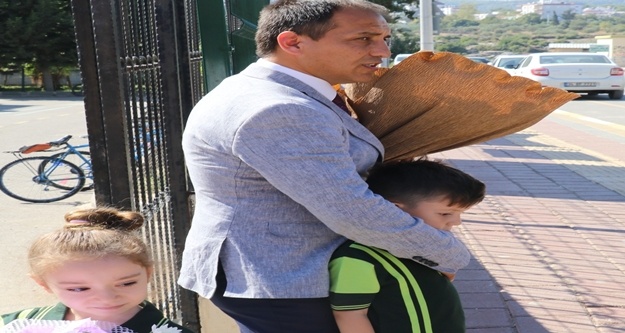 Milli Eğitim Müdüründen minikler için gölge nöbeti