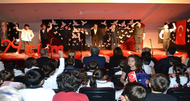 ÖHEP'li öğrenciler İstiklal Marşı'nı işaret diliyle okudu