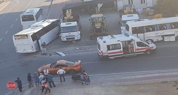 Otobüs ile midibüs kazası kamerada