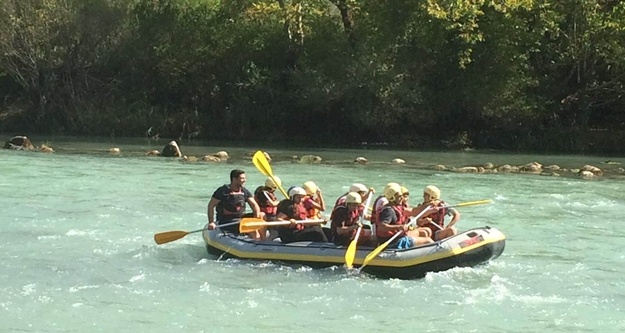Polisden öğrencilere rafting