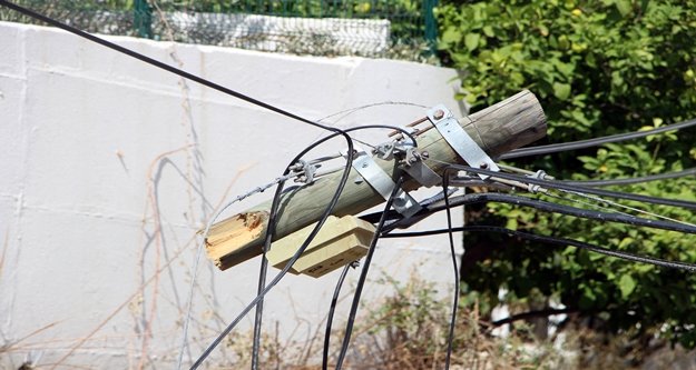 Telefon direği yıkıldı, teller askıda kaldı