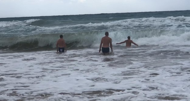 Turistlerin 3 metre dalgada tehlikeli eğlencesi