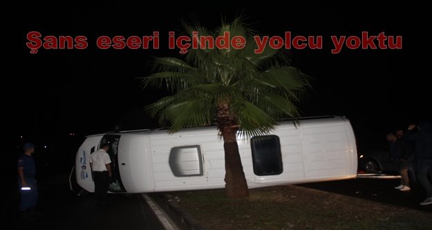 Virajı alamayan tur minibüsü devrildi