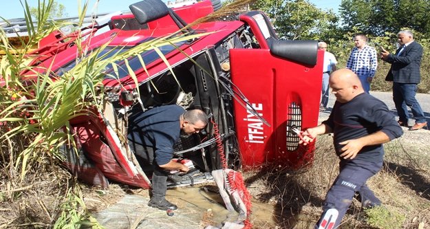 Yangından dönen itfaiye aracı devrildi: 2 yaralı