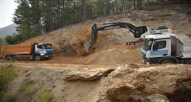 Yücel, Taşatan Yolu'nda tehlikeli viraja el attı