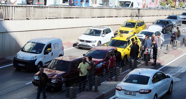 7 aracın karıştığı zincirleme kazada 2 kişi yaralandı