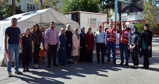 AK Kadınlardan Kızılay'a anlamlı destek