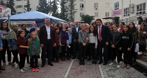 Alanyasporlu futbolcular öğrencilerle buluştu