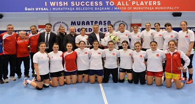 Başkan Uysal'dan, kadın sporculara ziyaret