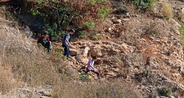 Çocukların falezlerdeki tehlikeli yolculuğu