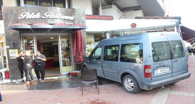 Direksiyon başında tansiyonu çıktı, araçla boş masalara daldı