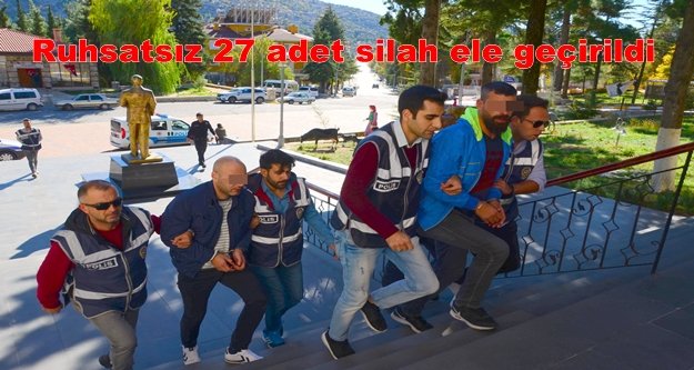 Durdurulan araçta poşet içinde silahlar ele geçirildi