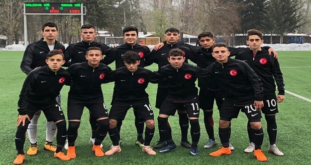 Genç futbolcular gururlandırdı